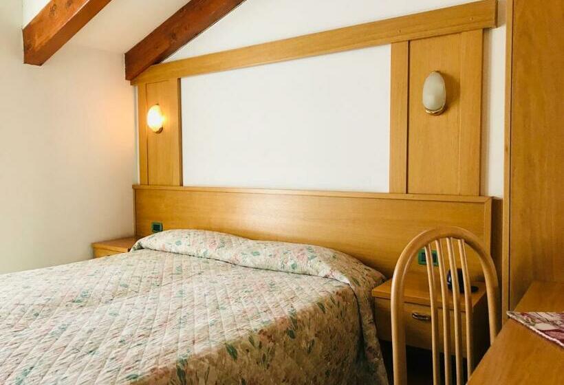 חדר בסיסי, Santoni