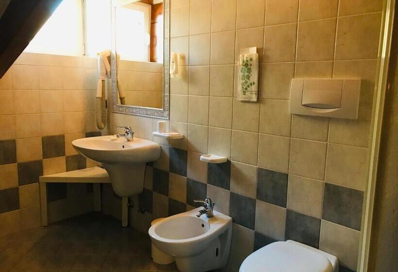 חדר משפחתי, Santoni