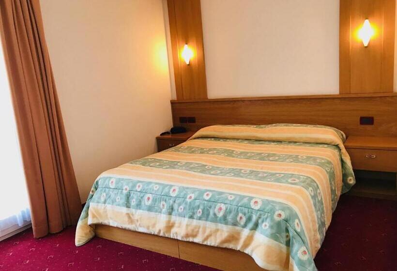 חדר סופריור, Santoni