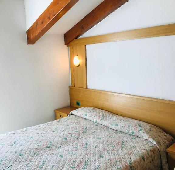 חדר בסיסי, Santoni