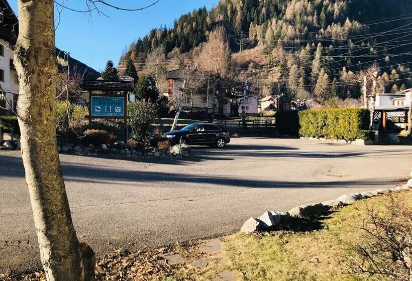 חדר משפחתי, Santoni