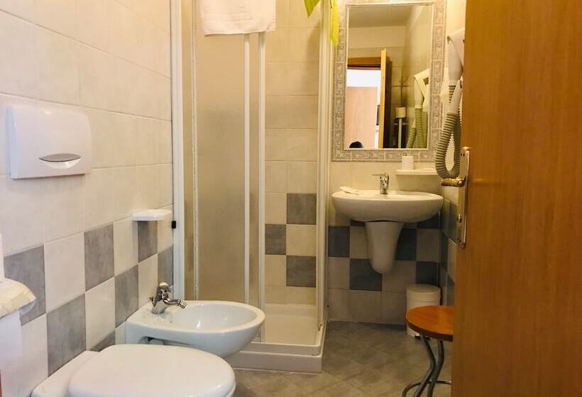 חדר משפחתי, Santoni