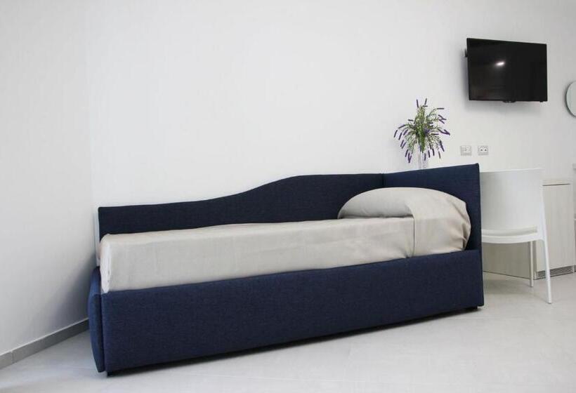 غرفة قياسية ثلاثية, Alfema Rooms