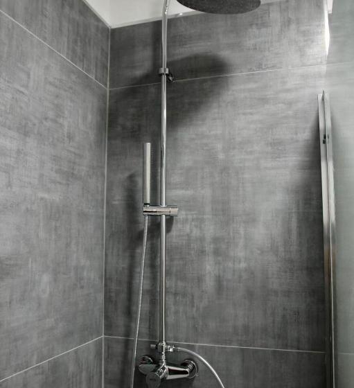 غرفة قياسية رباعية, Alfema Rooms