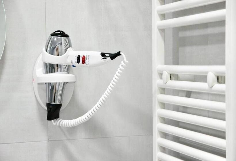 غرفة قياسية رباعية, Alfema Rooms