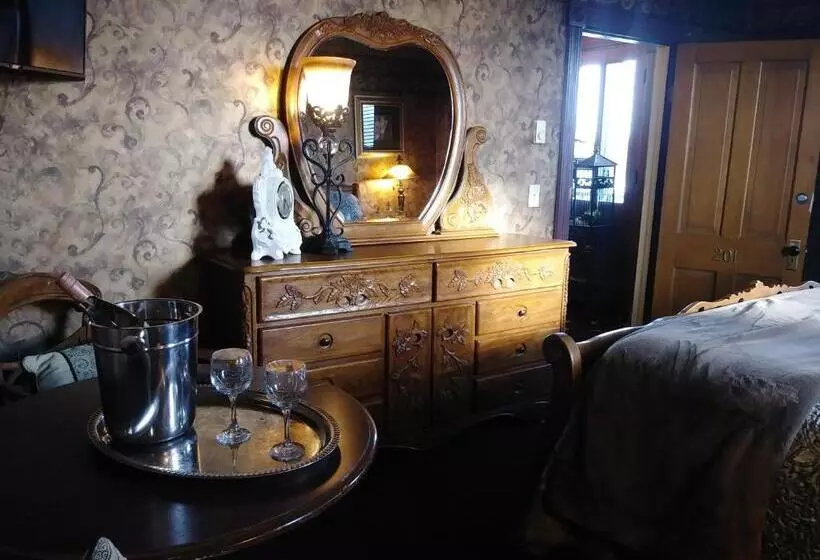 Deluxe Suite King Bed, The Thayer