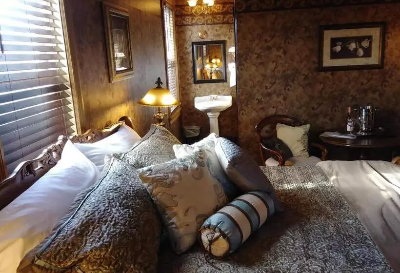 Deluxe Suite King Bed, The Thayer