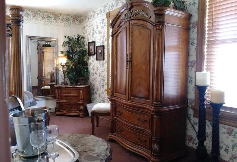 جناح ديلوكس, The Thayer