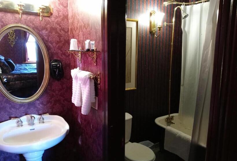 جناح سوبيريور, The Thayer