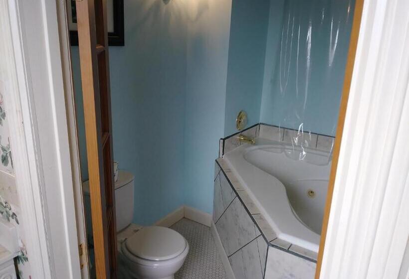 جناح مزود بجاكوزى, The Thayer