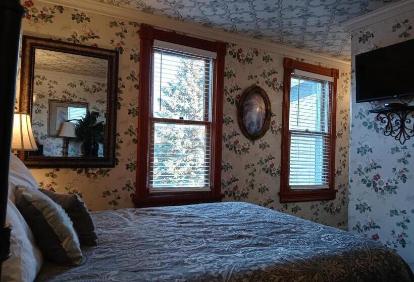 جناح مزود بجاكوزى, The Thayer