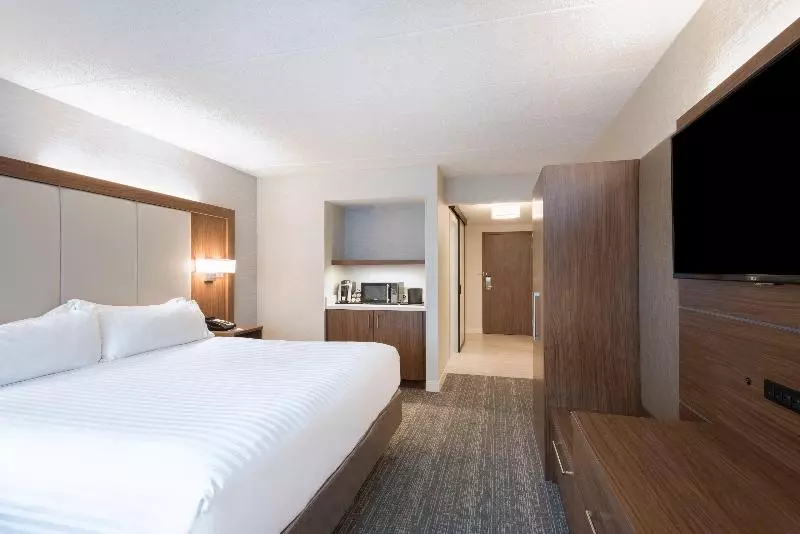اتاق استاندارد با تخت بزرگ برای معلولان, Holiday Inn Express Boston Waltham, An Ihg