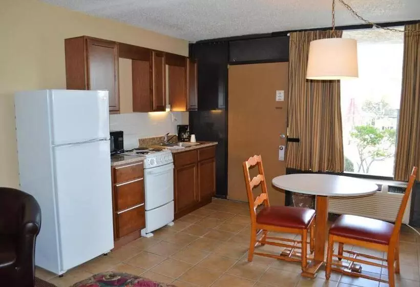 スタンダードスタジオ, Tarpon Shores Inn
