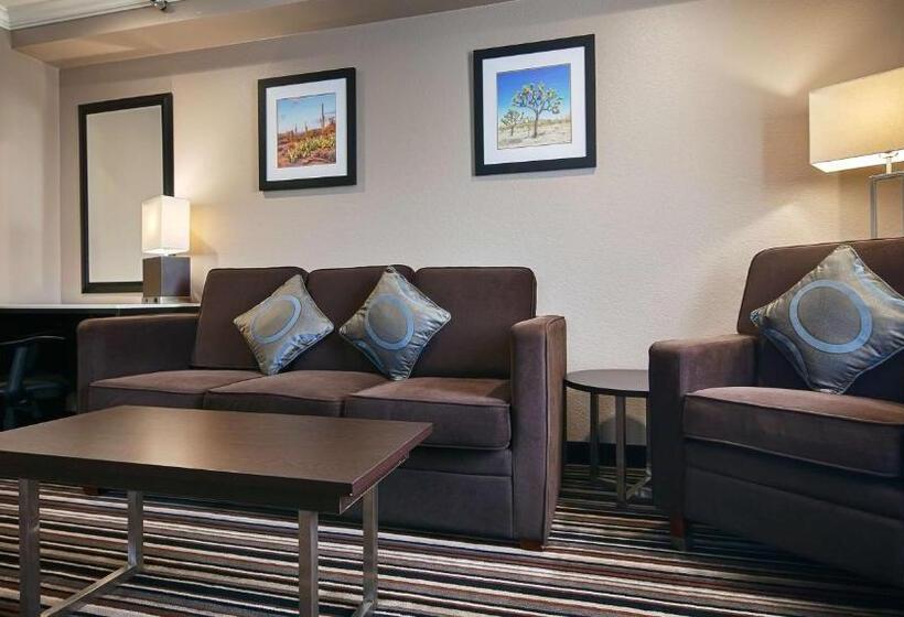 מיטת קינג בסוויטה, Best Western Plus Diamond Valley Inn