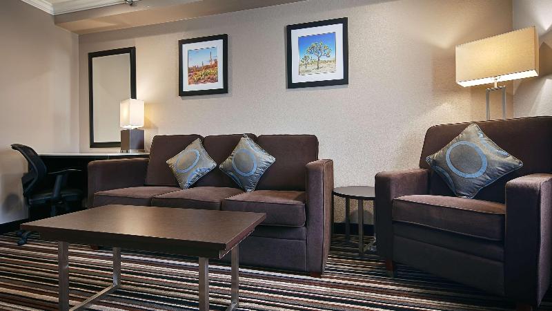 מיטת קינג בסוויטה, Best Western Plus Diamond Valley Inn