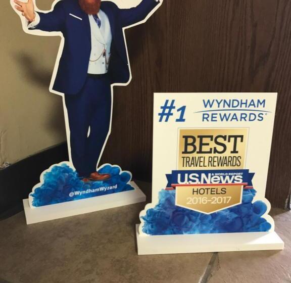 スタンダードスタジオ, Super 8 By Wyndham Redfield