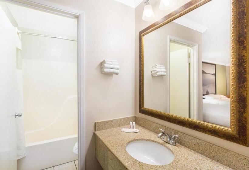 キングサイズベッドのスタンダードルーム, Upper Lake Inn & Suites