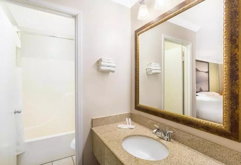 اتاق استاندارد با تخت بزرگ, Upper Lake Inn & Suites