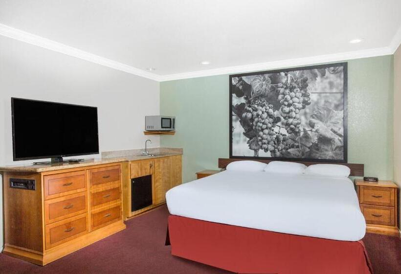 キングサイズベッドのスイートルーム, Upper Lake Inn & Suites