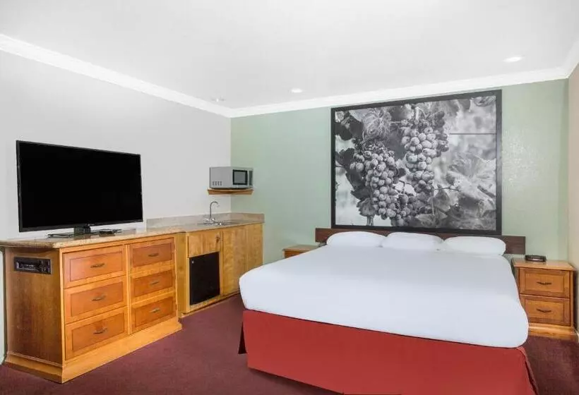 سوئیت با تخت بزرگ, Upper Lake Inn & Suites