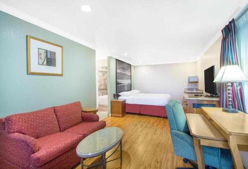 스위트 킹사이즈 침대, Upper Lake Inn & Suites