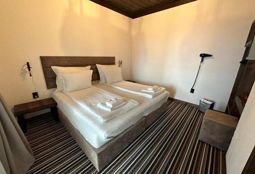 Pokój Czteroosobowy Standard, Leshten