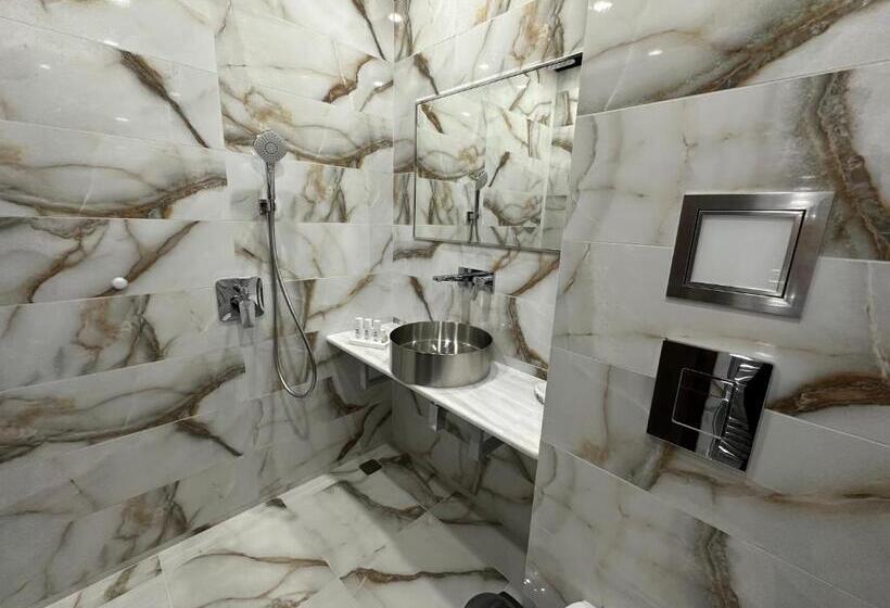 Pokój Deluxe, Leshten