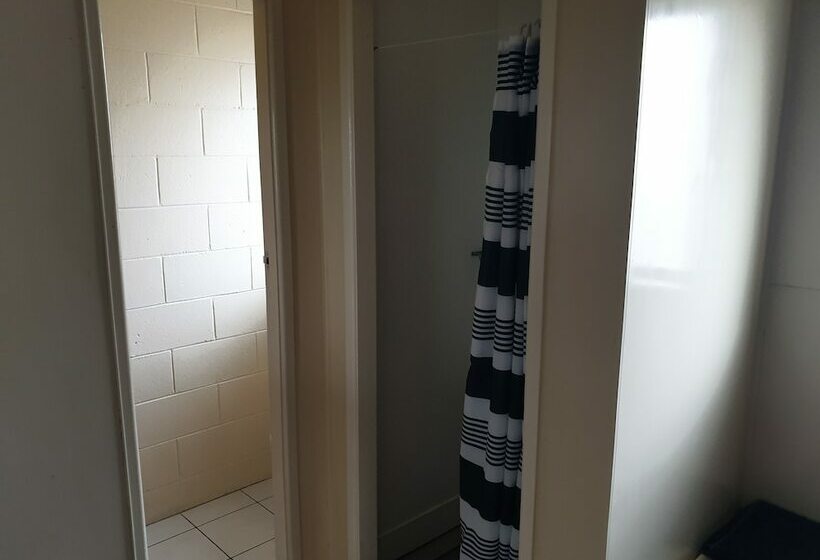 סטודיו משפחתי, Castletown Motel