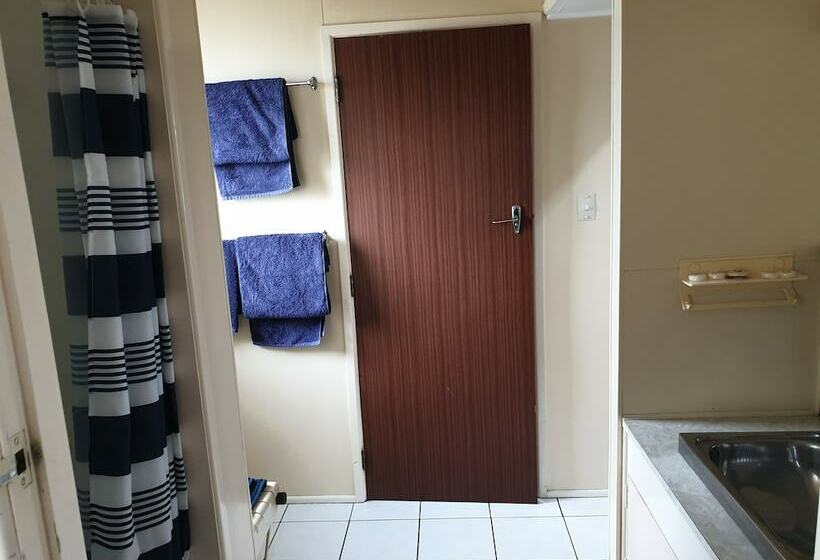 סטודיו משפחתי, Castletown Motel