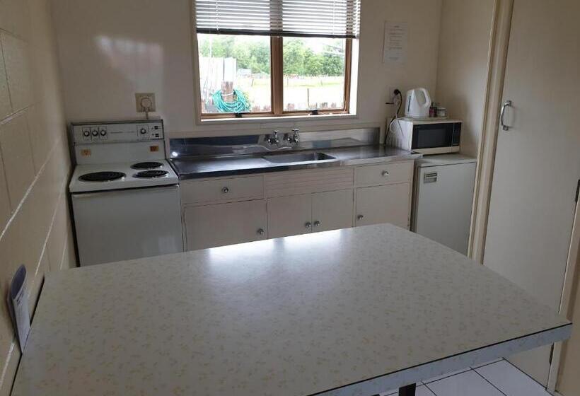 סטודיו משפחתי, Castletown Motel