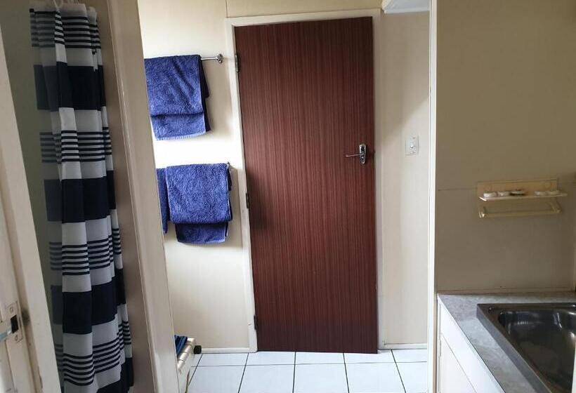 סוויטה משפחתית, Castletown Motel