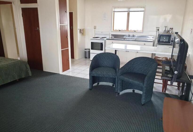 סוויטה משפחתית, Castletown Motel