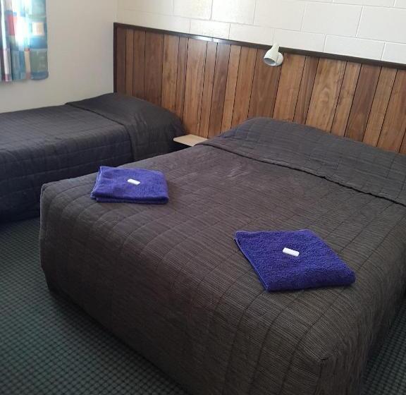 סוויטה משפחתית, Castletown Motel