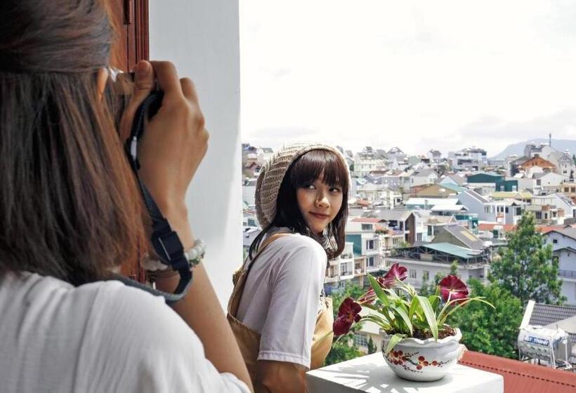 اتاق استاندارد با بالکن, Dalat Happy Hostel