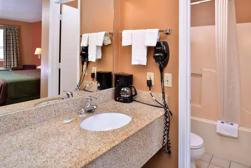キングサイズベッドのスタンダードルーム, Americas Best Value Inn And Suites Siloam Springs