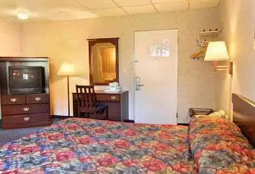 スイート, Travelodge By Wyndham Cleveland Lakewood
