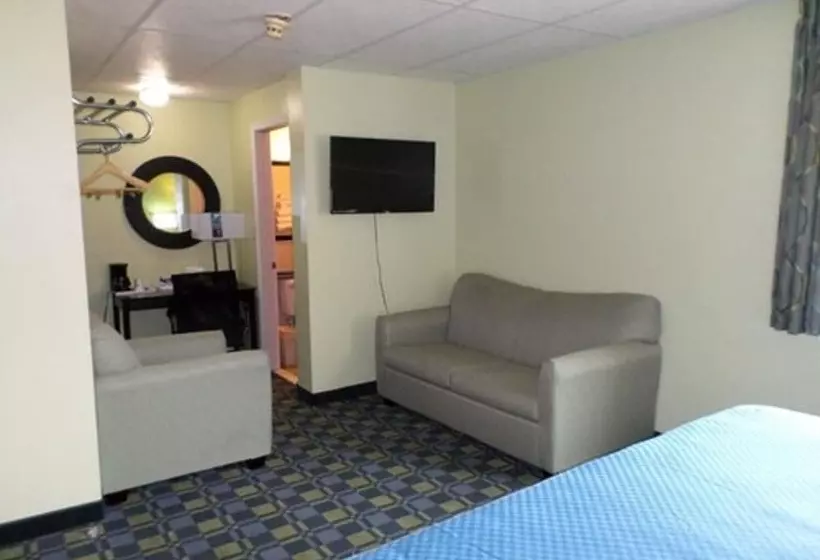 スイート, Travelodge By Wyndham Cleveland Lakewood