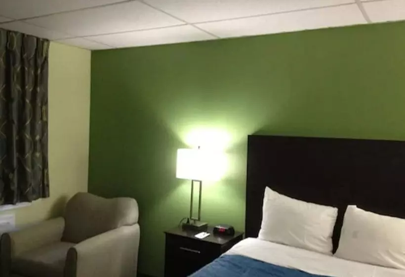 スイート, Travelodge By Wyndham Cleveland Lakewood