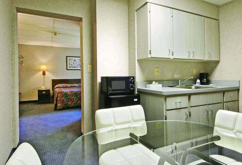 Люкс, Travelodge By Wyndham Cleveland Lakewood