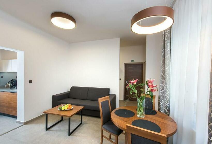 جناح, Residence Hluboká