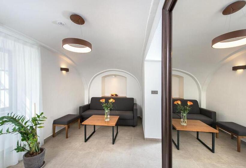 جناح عائلي, Residence Hluboká