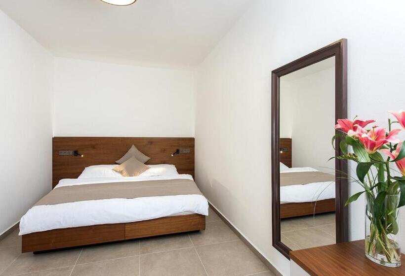 جناح عائلي, Residence Hluboká