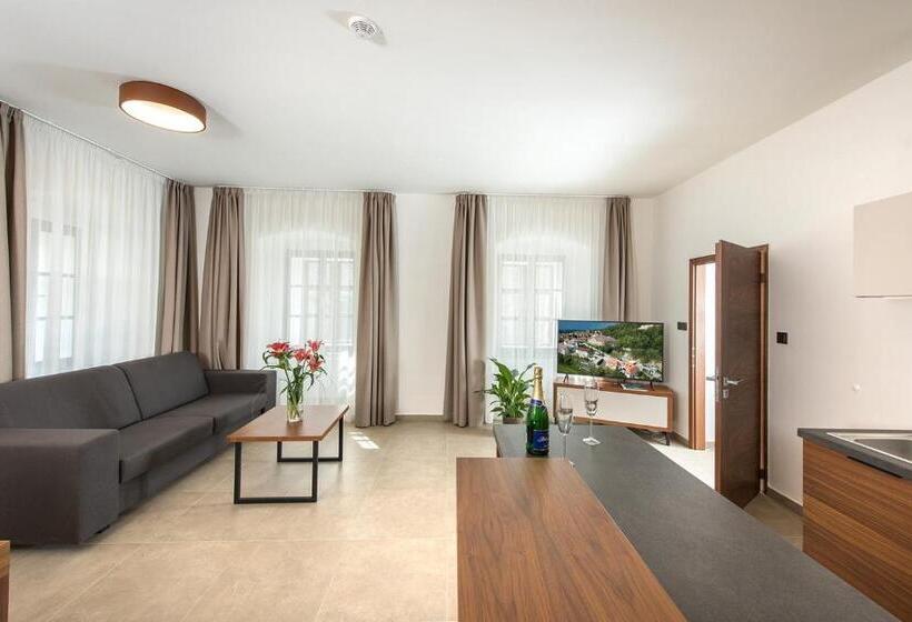 جناح عائلي, Residence Hluboká