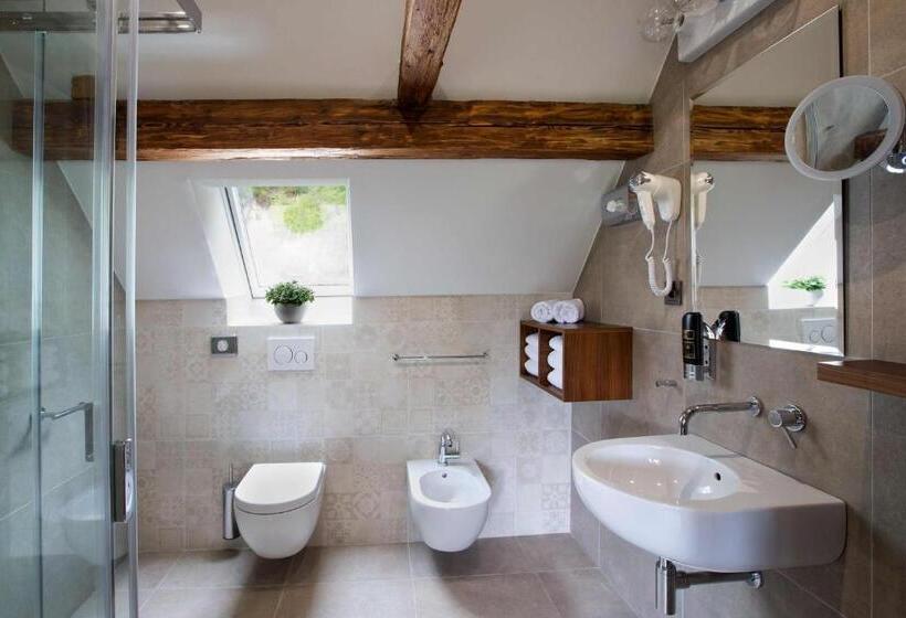 جناح ديلوكس, Residence Hluboká