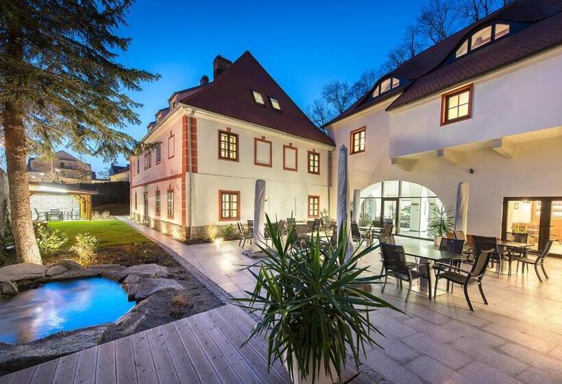 جناح ديلوكس, Residence Hluboká