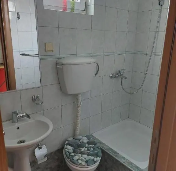 سوئیت با بالکن, Vila Jovana