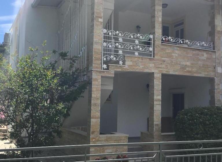 سوئیت با بالکن, Vila Jovana