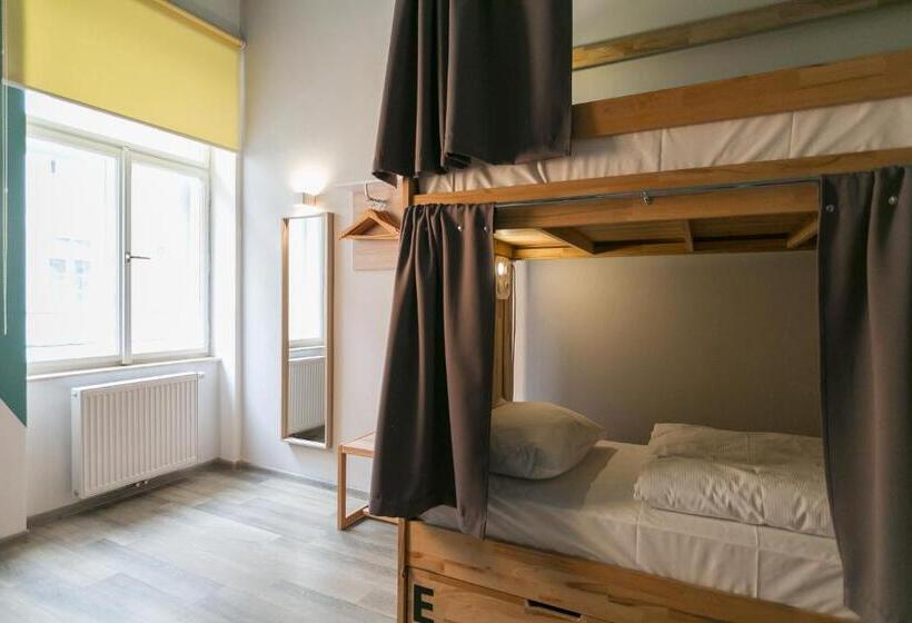 تختخواب در اتاق مشترک, Prague Dream Hostel