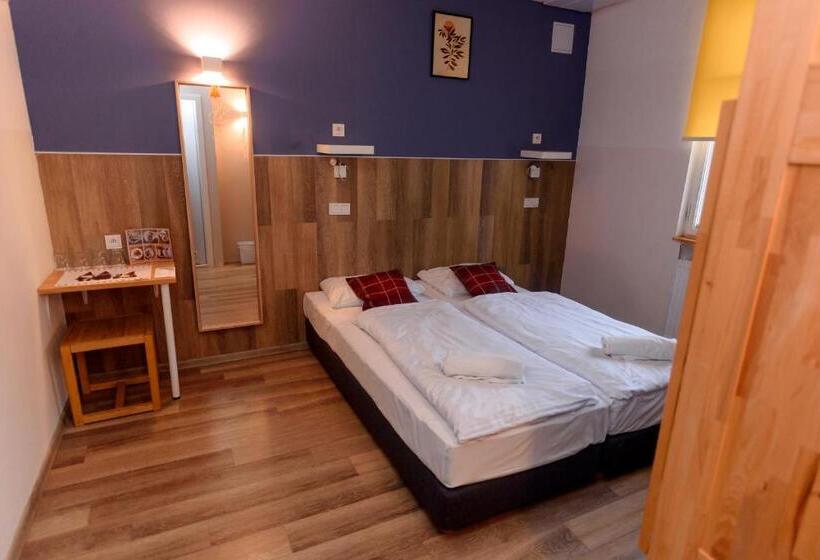 اتاق استاندارد چهار تخته, Prague Dream Hostel