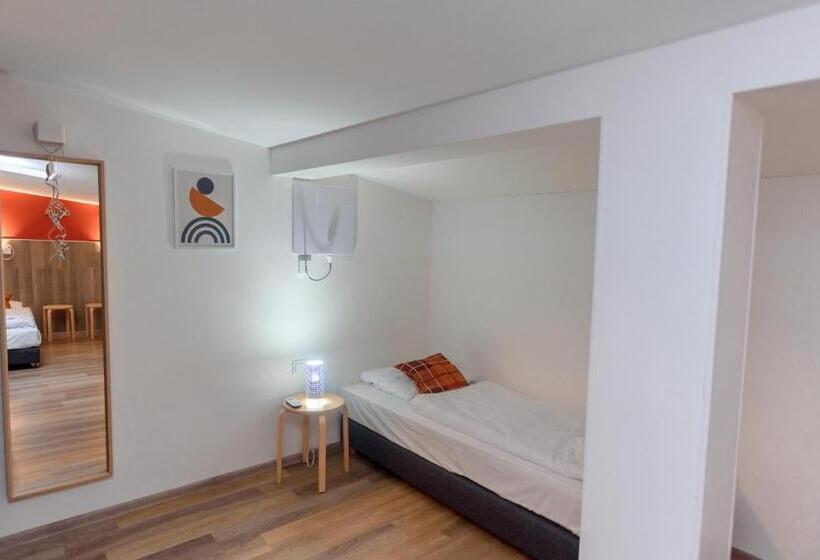 اتاق استاندارد چهارنفره با سرویس بهداشتی مشترک, Prague Dream Hostel
